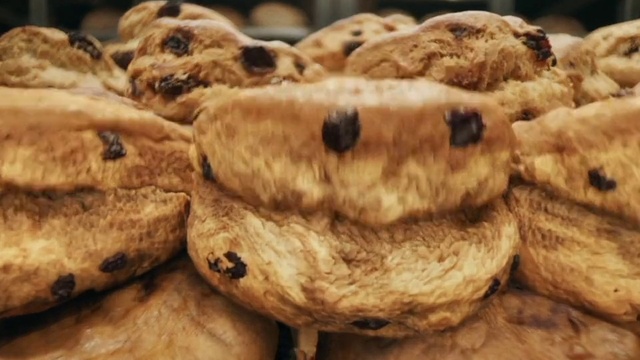 Video Reference: Food, Ingredient, Baked goods, Cuisine, Terrestrial animal, Dish, Gluten, Snout, Recipe, Produce