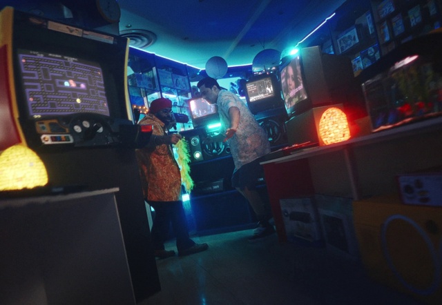 Video Reference: Entertainment, Visual effect lighting, Leisure, Fun, Electronic device, Magenta, T-shirt, Event, Music venue, Display device