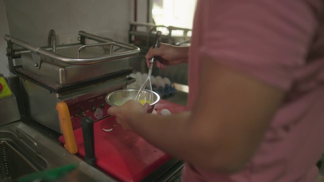 Video Reference: Hand, Tableware, Kitchen appliance, Kitchen, Fluid, Tap, Kitchen stove, Stove, Cookware and bakeware, Cooking