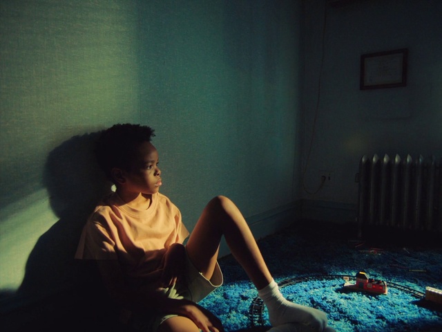 Video Reference: Flash photography, Comfort, Chair, Happy, Adaptation, Black hair, Fun, Tints and shades, Elbow, Darkness