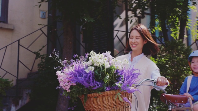 Video Reference: Flower, Plant, Smile, Purple, Iris, Petal, Violet, Flower Arranging, Storage basket, Happy