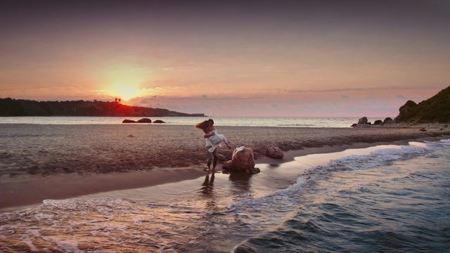 Video Reference: Water, Sky, Water resources, Cloud, Afterglow, Beach, Dusk, Lake, Coastal and oceanic landforms, Sunset