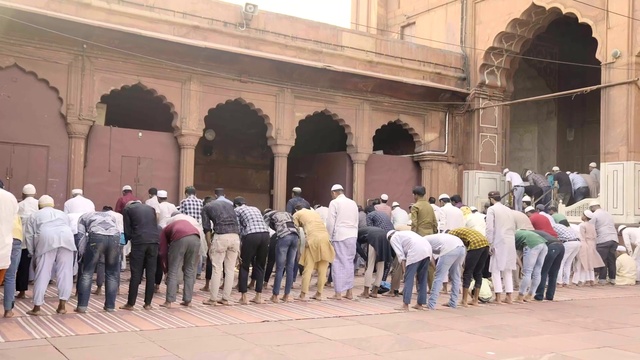 Video Reference: Trousers, City, Event, Arch, Pilgrimage, Arcade, Building, Holy places, Pedestrian, Historic site