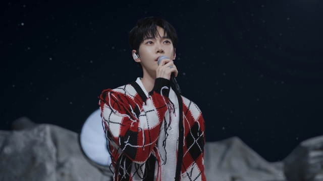 Video Reference: Microphone, Sleeve, Tartan, Music artist, Gesture, Music, Performing arts, Entertainment, Flash photography, Audio equipment