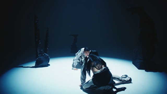 Video Reference: Flash photography, Performing arts, Entertainment, Choreography, Event, Electric blue, Art, Music, Darkness, Shadow