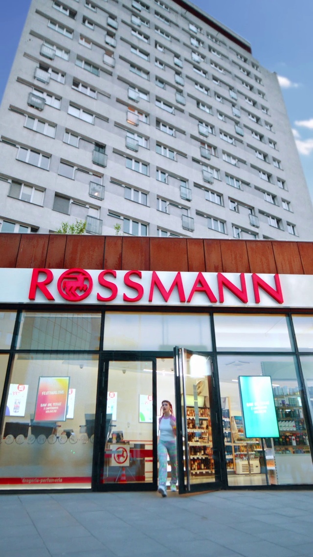 Video Reference: Building, Property, Window, Architecture, Cloud, Skyscraper, Commercial building, Facade, Real estate, Tower block