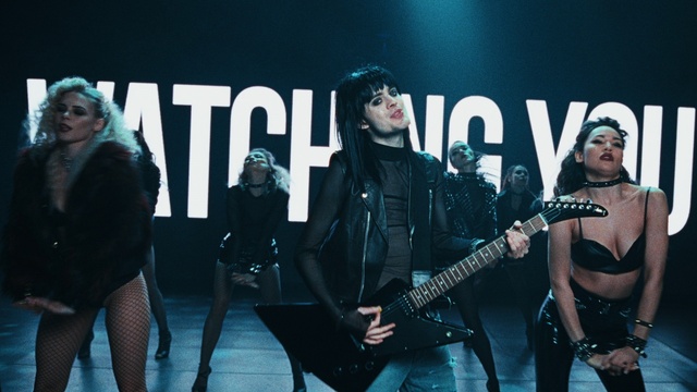 Video Reference: Musician, Guitar accessory, Performing arts, Flash photography, Entertainment, Music artist, Hat, Music, Guitarist, Stage