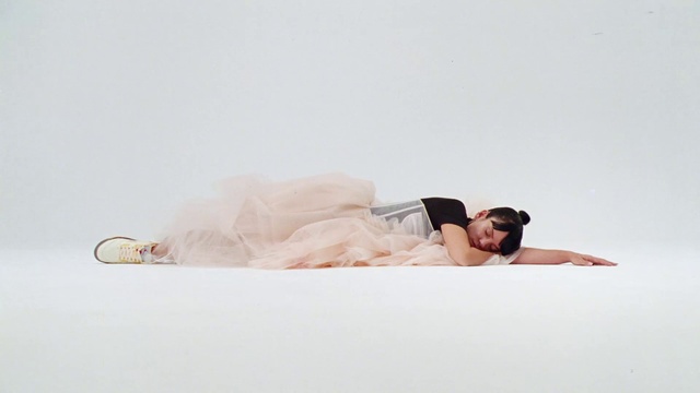 Video Reference: Comfort, Sunglasses, Neck, Knee, Thigh, Shorts, Goggles, Wood, Happy, Elbow