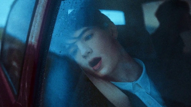 Video Reference: Window, Jaw, Gesture, Automotive mirror, Vehicle door, Automotive lighting, Black hair, Tree, Tints and shades, Eyewear