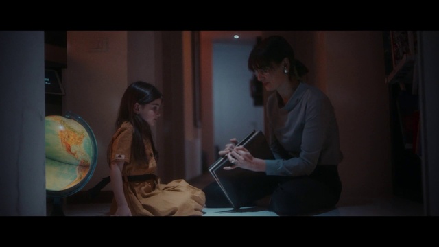 Video Reference: Flash photography, Gesture, Fun, Event, Darkness, Visual arts, Sitting, Conversation, Room, Animation