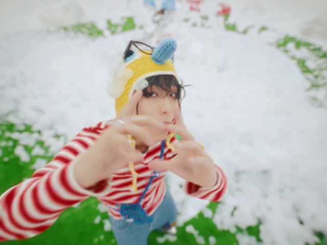 Video Reference: Glasses, Goggles, Sunglasses, Vision care, Gesture, Happy, Baseball cap, Cap, Toy, Plant