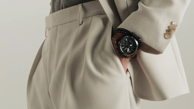 Video Reference: Watch, Hand, Outerwear, White, Dress shirt, Silver, Analog watch, Sleeve, Gesture, Clock