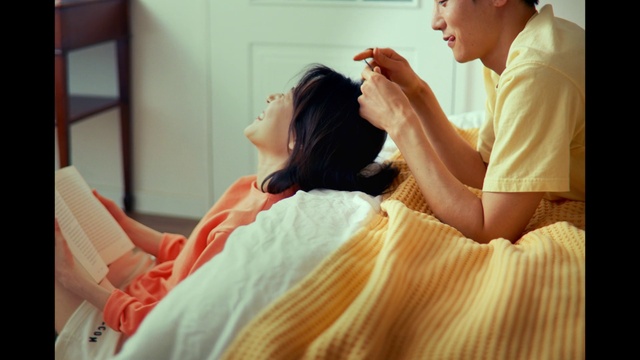 Video Reference: Skin, Eyelash, Comfort, Ear, Neck, Orange, Happy, Gesture, Beauty salon, Black hair