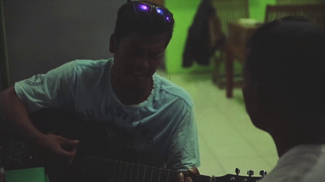 Video Reference: Musical instrument, Green, Musician, Guitar, Guitar accessory, String instrument accessory, Musical instrument accessory, Entertainment, Music, String instrument