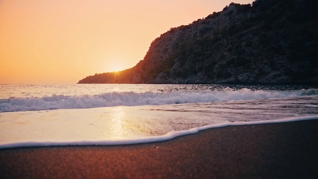 Video Reference: Water, Sky, Beach, Afterglow, Natural landscape, Dusk, Coastal and oceanic landforms, Sunlight, Landscape, Sunrise