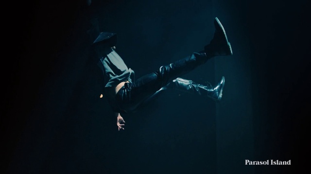 Video Reference: Flash photography, Underwater, Entertainment, Performing arts, Electric blue, Font, Recreation, Event, Musician, Darkness