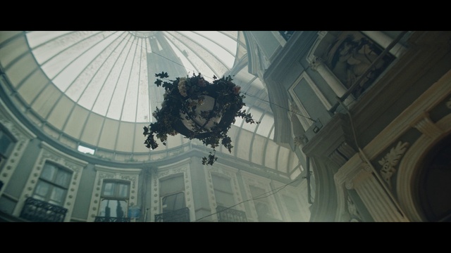 Video Reference: Sky, Tints and shades, Ceiling, City, Symmetry, Glass, Facade, Metal, Darkness, Screenshot