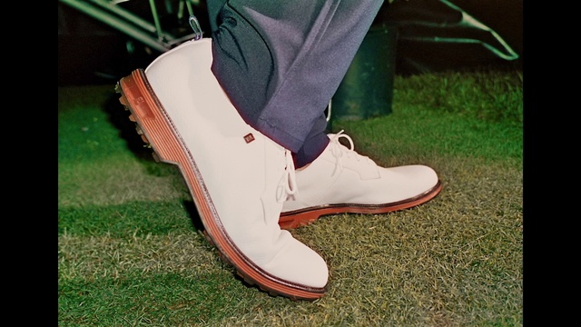 Video Reference: Jeans, Shoe, Leg, Dress, Human body, Knee, Basic pump, Thigh, Grass, Sportswear