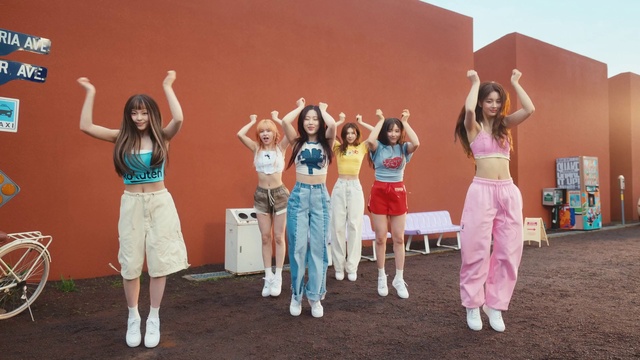 Video Reference: Entertainment, Dance, Happy, Flash photography, Performing arts, Smile, Leisure, Choreography, Friendship, Event