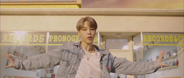 Video Reference: Dress shirt, Fashion, Sleeve, Gesture, Collar, Street fashion, Job, Event, Button, Fun