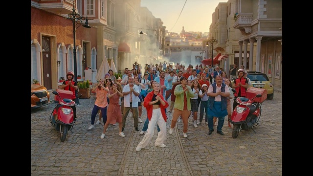 Video Reference: Building, Sky, Leisure, Public space, Crowd, Fun, City, Travel, Event, Human settlement