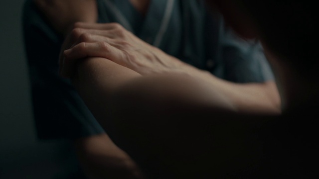 Video Reference: Human body, Flash photography, Gesture, Elbow, Wrist, Thigh, Knee, Eyelash, Comfort, Human leg