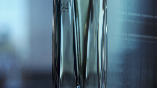 Video Reference: Liquid, Drinkware, Barware, Tableware, Glass bottle, Glass, Tints and shades, Electric blue, Transparent material, Wood