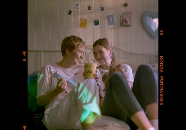 Video Reference: Leg, Flash photography, Gesture, Smile, Happy, Knee, Thigh, Fun, Electronic device, Event