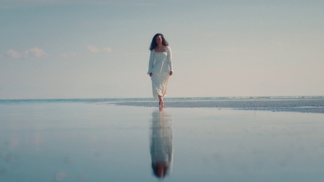 Video Reference: Water, Cloud, Sky, Leg, People on beach, Human body, Flash photography, People in nature, Happy, Gesture