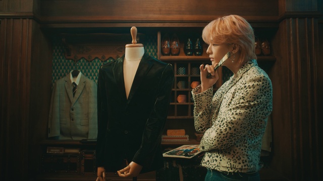 Video Reference: Dress shirt, Sleeve, Coat, Collar, Fashion design, Blazer, Tie, Formal wear, Event, Suit