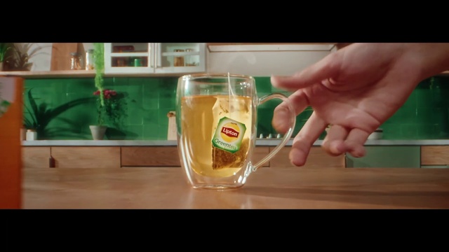 Video Reference: Drinkware, Food, Tableware, Beer, Barware, Beer glass, Glass bottle, Alcoholic beverage, Ingredient, Drink