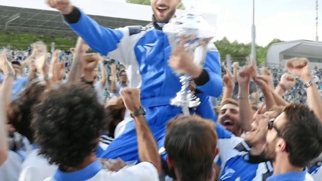Video Reference: Hand, Shirt, World, Blue, Sky, Gesture, Player, T-shirt, Hat, Fan