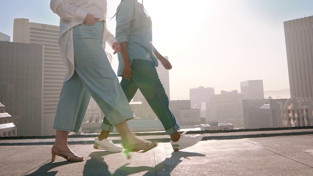 Video Reference: Shoulder, Waist, Standing, Flash photography, Gesture, Thigh, Knee, Tower block, Flooring, Human leg