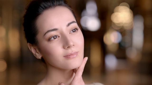 Video Reference: Nose, Cheek, Lip, Eyelash, Smile, Flash photography, Neck, Jaw, Dress, Iris