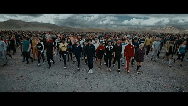 Video Reference: Cloud, Sky, Recreation, Fun, Crowd, Event, Team, Leisure, Freezing, Tourism