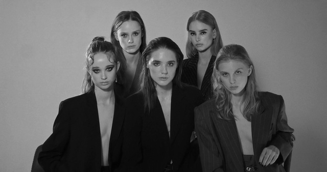 Video Reference: Hairstyle, Coat, Flash photography, Sleeve, Iris, Gesture, Style, Eyelash, Fashion design, Pantsuit