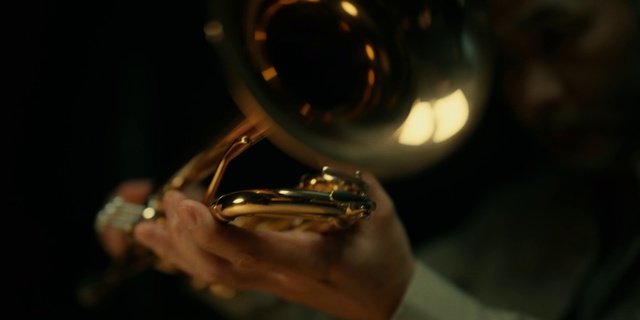 Video Reference: Stemware, Drinkware, Automotive lighting, Musical instrument, Amber, Fluid, Wind instrument, Brass instrument, Glass, Drink