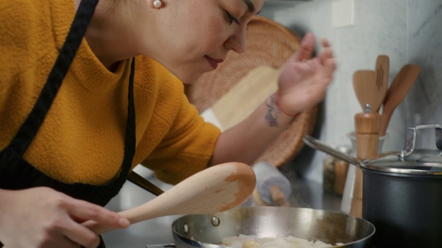 Video Reference: Food, Hand, Kitchen utensil, Tableware, Recipe, Mixing bowl, Kitchen, Cooking, Cuisine, Cookware and bakeware