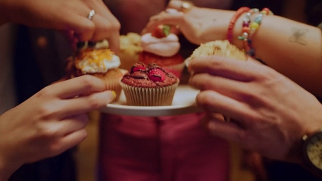 Video Reference: Food, Hand, Cake decorating, Tableware, Ingredient, Cake, Recipe, Finger, Baking cup, Baked goods