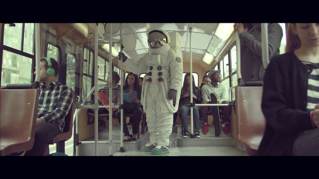 Video Reference: Train, Window, Rolling stock, Cool, Public transport, Happy, Passenger, Fun, T-shirt, Railway