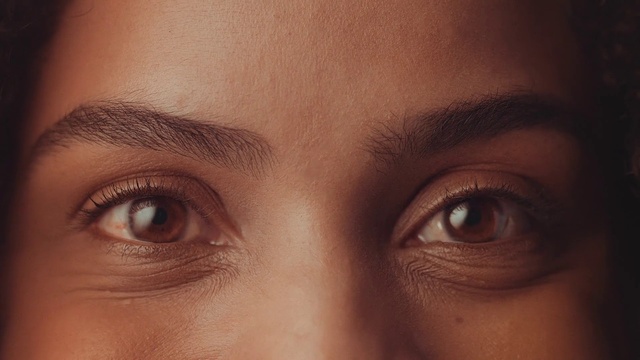 Video Reference: Brown, Eyelash, Iris, Flash photography, Tints and shades, Makeover, Electric blue, Flesh, No expression, Wrinkle