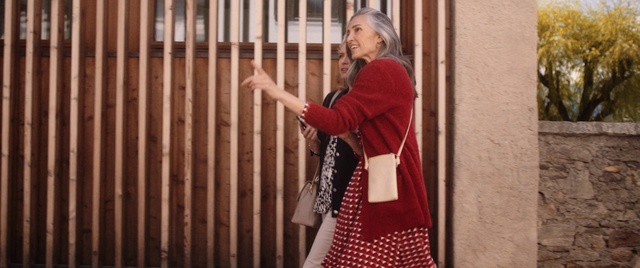 Video Reference: Sleeve, Textile, Wood, Smile, Pattern, Magenta, Fashion design, Room, Fence, Waist