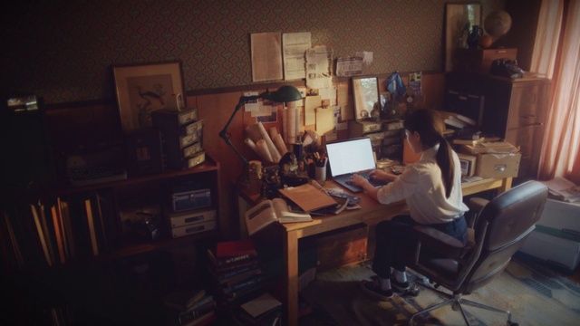 Video Reference: Personal computer, Computer, Table, Computer desk, Computer keyboard, Desk, Office chair, Laptop, Picture frame, Bookcase