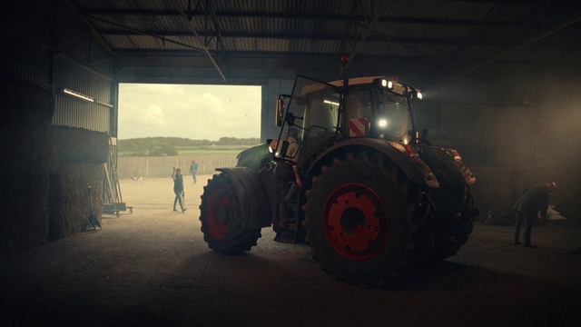 Video Reference: Tire, Wheel, Land vehicle, Vehicle, Tractor, Motor vehicle, Automotive tire, Tread, Automotive design, Agricultural machinery