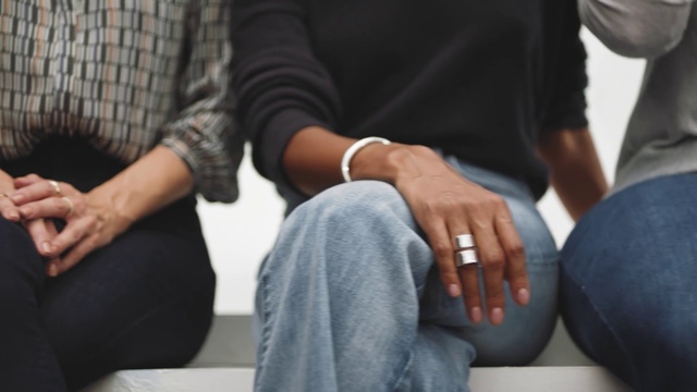 Video Reference: Joint, Hand, Sleeve, Knee, Gesture, Street fashion, Elbow, Finger, Nail, Wrist