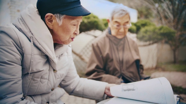 Video Reference: Vertebrate, White, Mammal, Cap, Event, Recreation, Landscape, Sitting, Wrinkle, Conversation