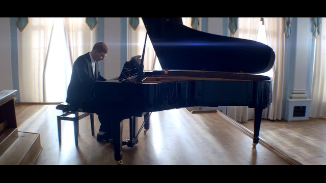 Video Reference: Musical instrument, Piano, Keyboard, Organist, Human body, Musician, Pianist, Musical instrument accessory, Entertainment, Jazz pianist