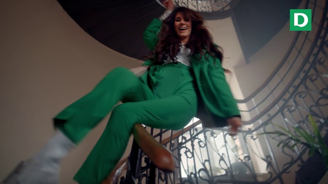 Video Reference: Leg, Green, Sleeve, Flash photography, Thigh, Entertainment, Waist, Sun hat, Hat, Knee