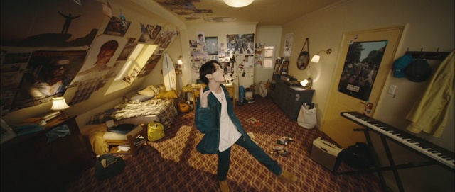 Video Reference: Picture frame, Flooring, Flash photography, Floor, Building, Fashion design, Art, Bag, Event, Ceiling
