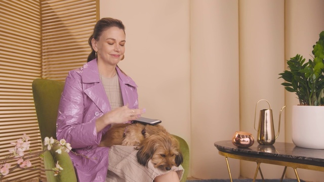 Video Reference: Smile, Beauty salon, Plant, Companion dog, Comfort, Window blind, Veterinarian, Event, Houseplant, Happy